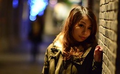 美女走过光吹裙子